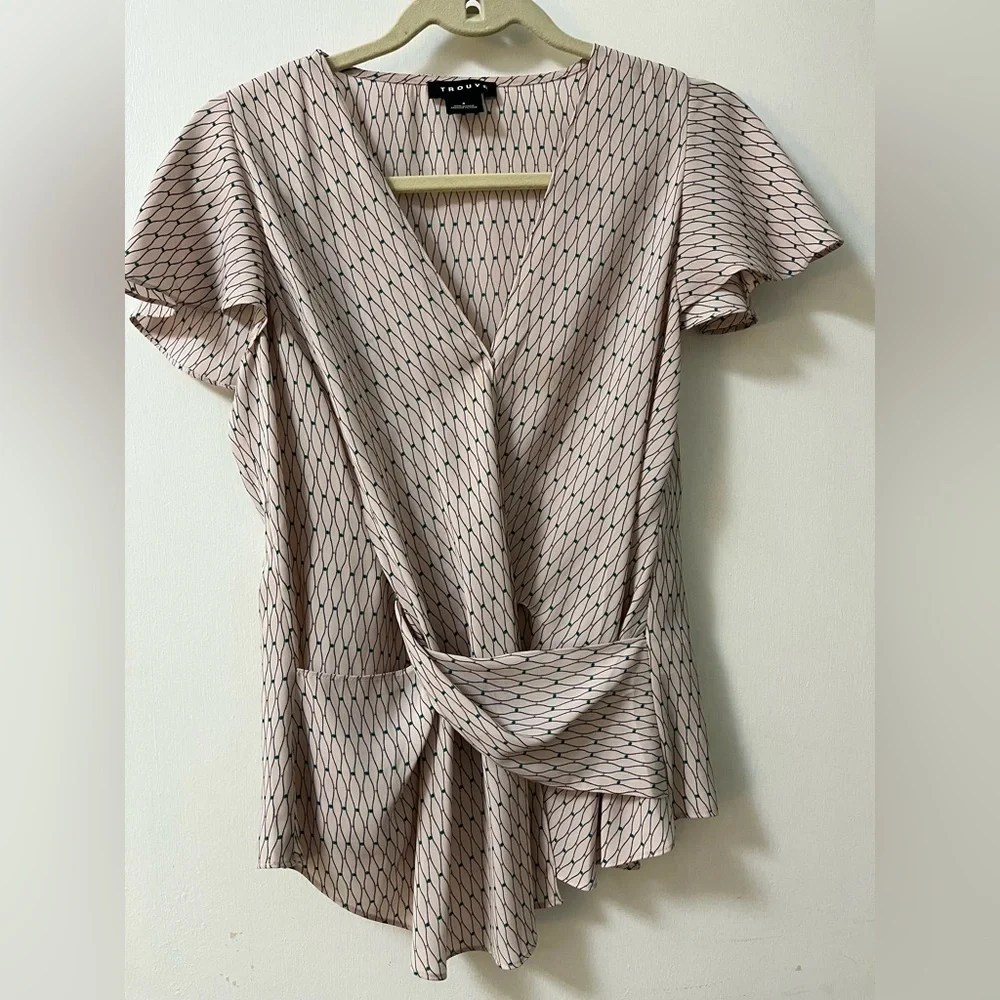 Trouve hidden wrap top, light pink with print - Picture 1 of 3
